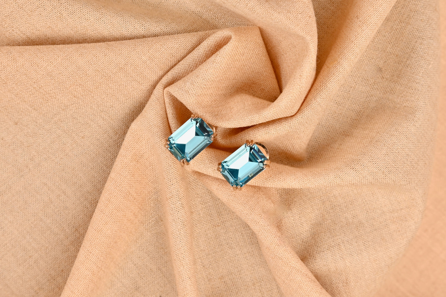 AQUA STUDS