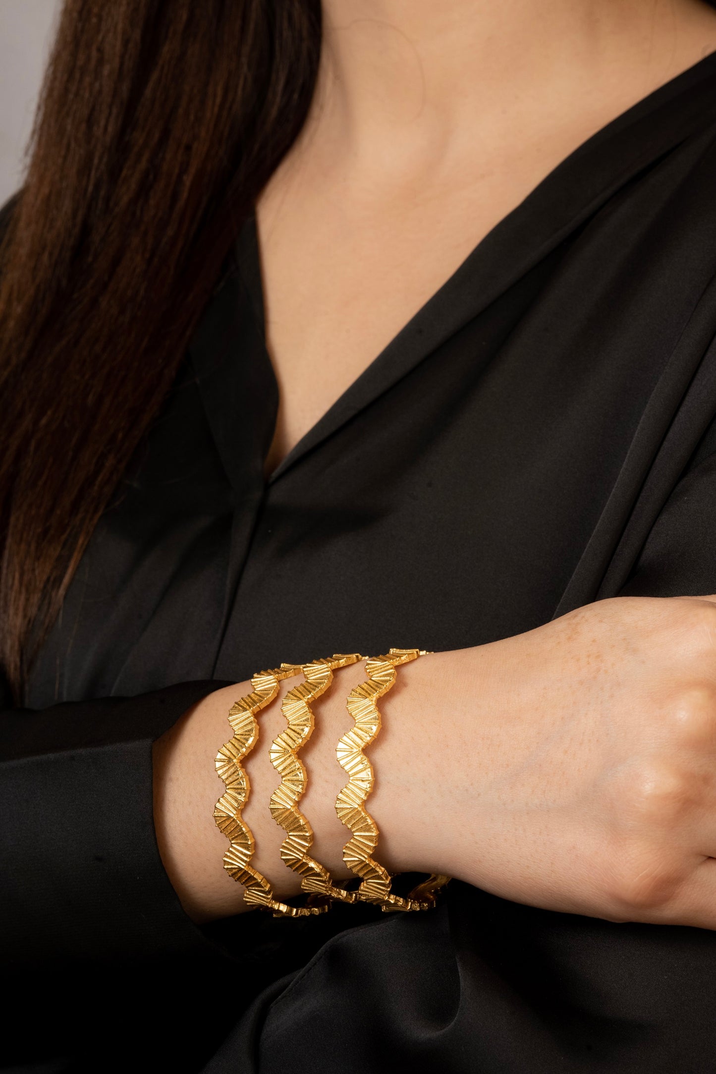CURVED GOLDEN BRACELET