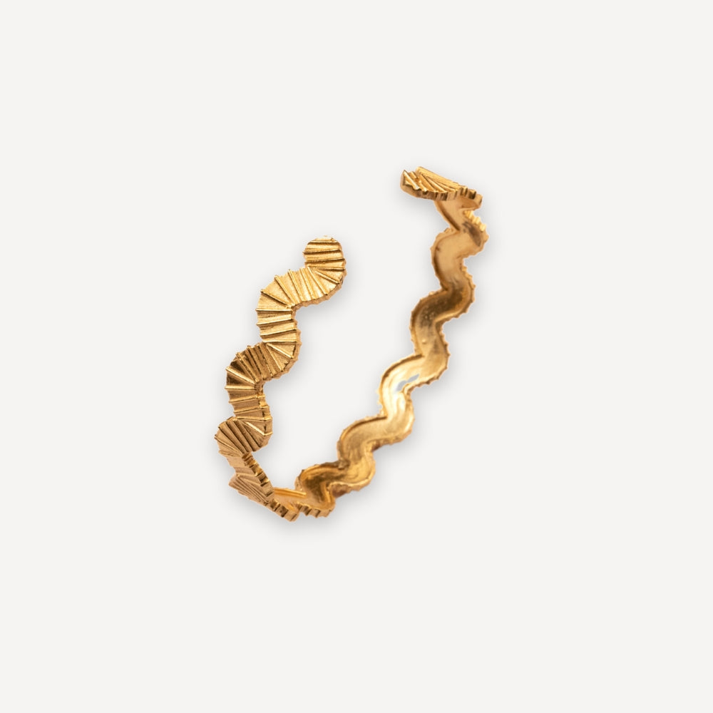 CURVED GOLDEN BRACELET