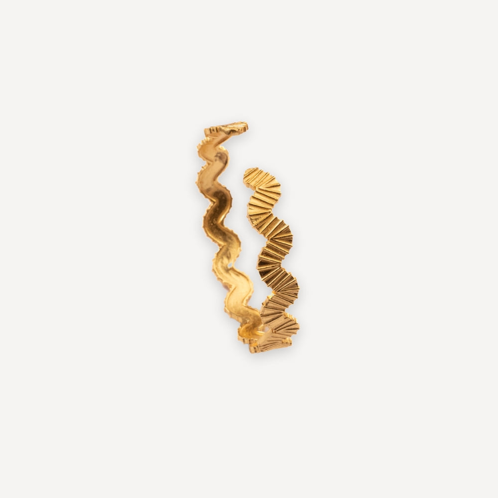 CURVED GOLDEN BRACELET