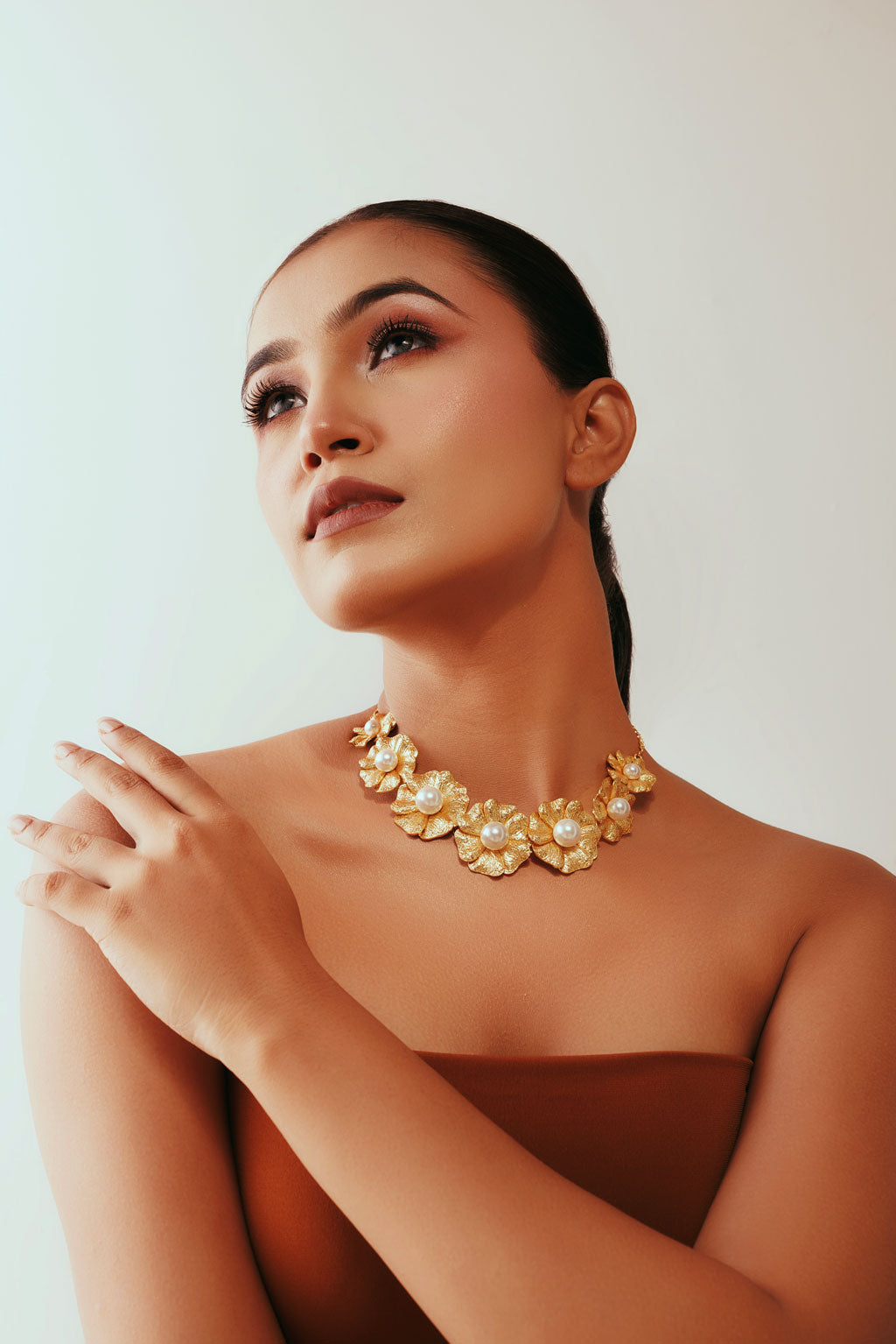 PLUMERIA CHOKER