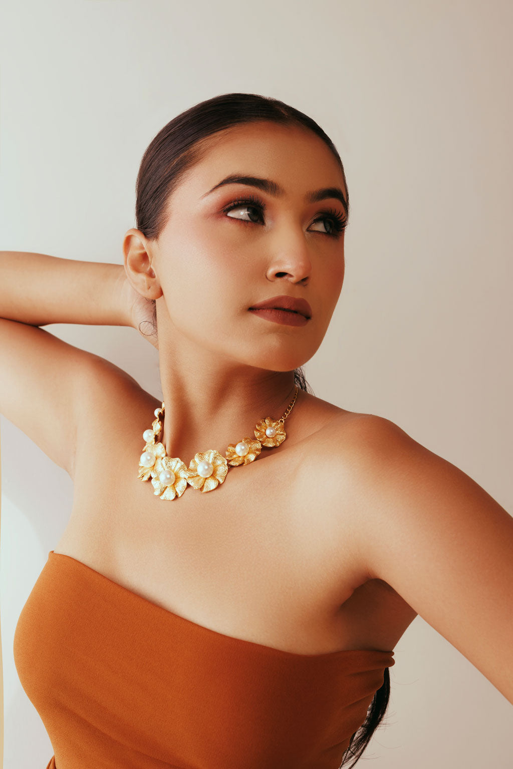 PLUMERIA CHOKER