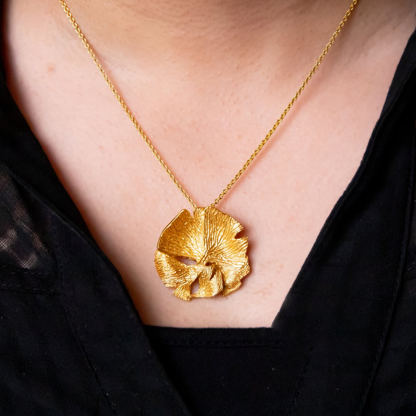 TEXTURED FLOWER PENDANT